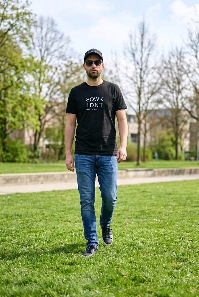 Neue Kollektion SQWK IDNT T-Shirt© – Press to be Seen